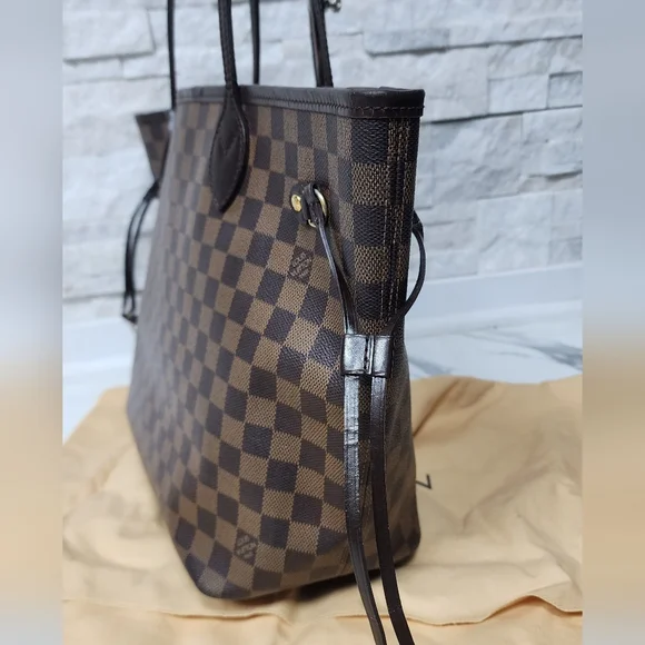 π Authentic Louis Vuitton Neverfull Damier Ebene Tote MM - Picture 4 of 16